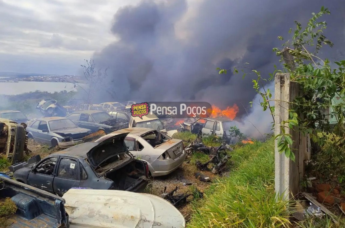 Incêndio misterioso destrói 100 veículos em pátio do Detran