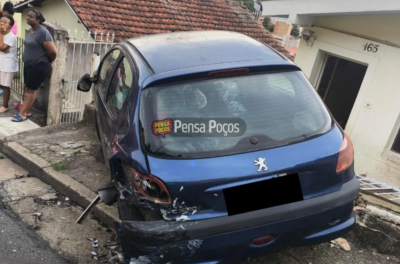 Motorista desmaia ao volante e carro invade residência em Poços