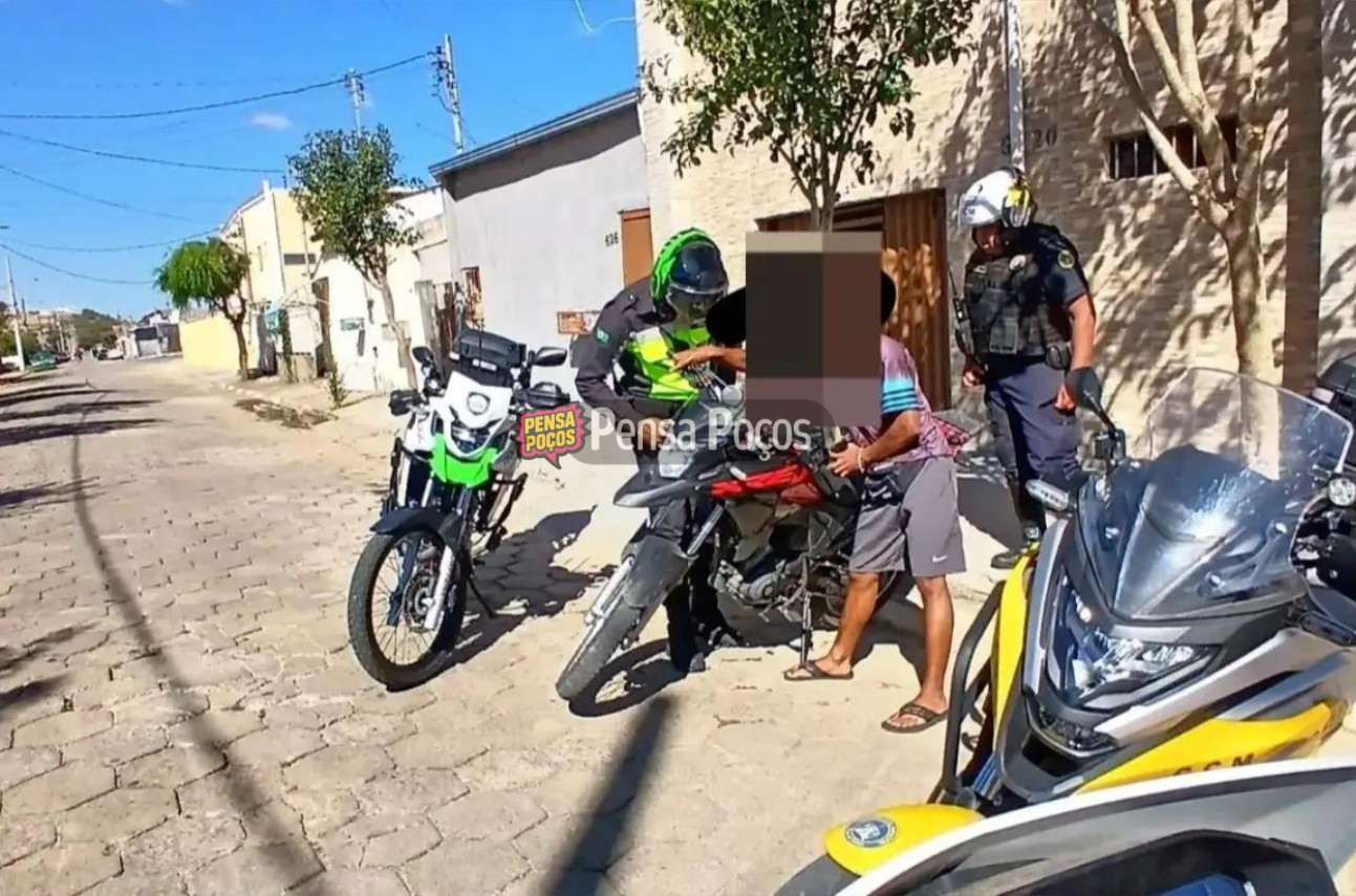 Operação em Poços apreende drogas e pega 4 motoristas sem CNH