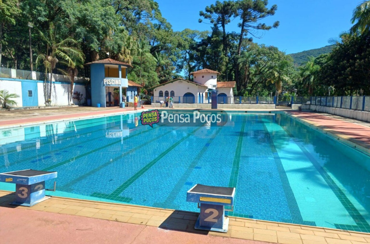 Piscinas públicas de Poços fecham por falta de salva-vidas