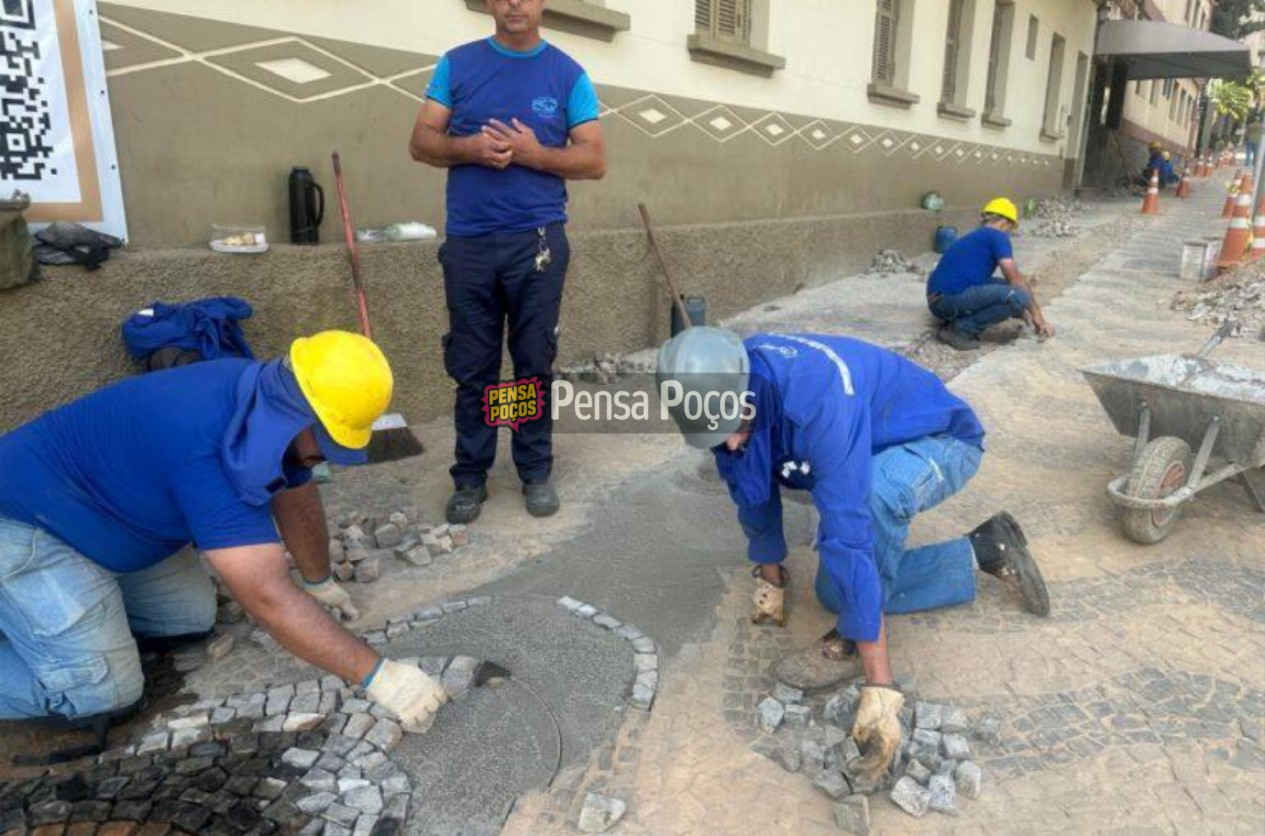 Recuperação de calçadas no centro de Poços avança, mas ritmo gera questionamentos