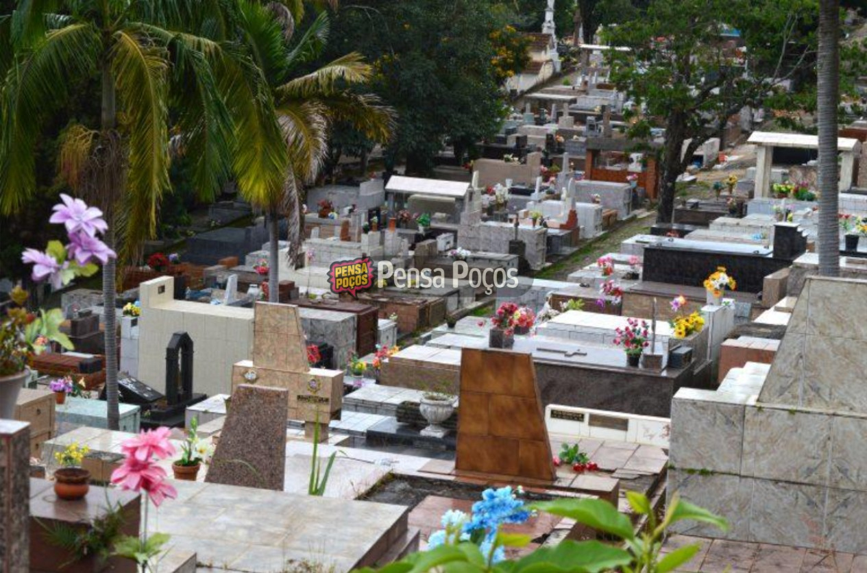Túmulos abandonados no Cemitério da Saudade podem gerar multa de até R$ 5,5 mil