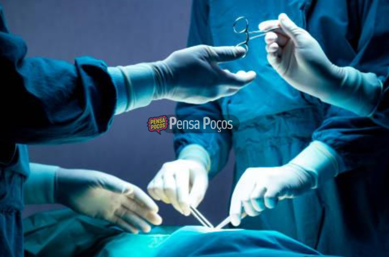 Homem vai parar no hospital após cirurgia para retirar garrafas do ânus em Poços
