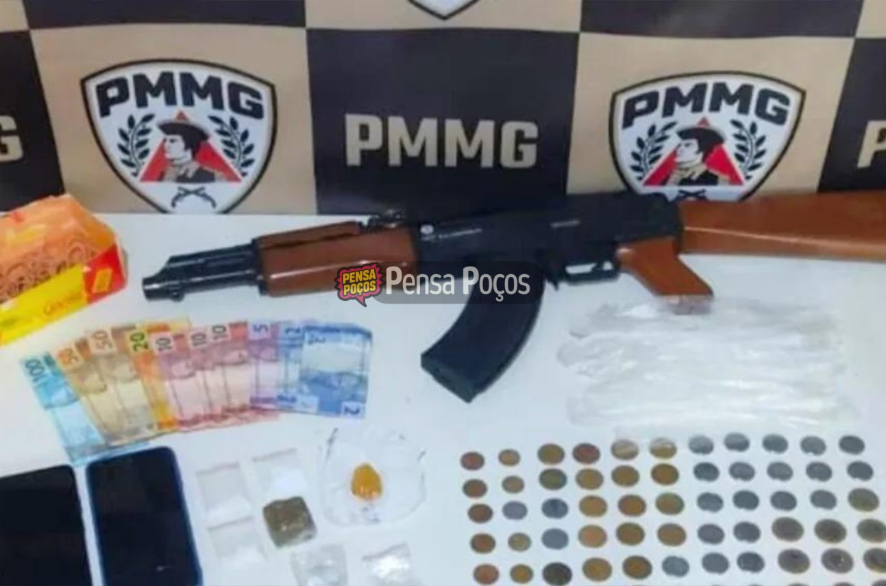 PM desmonta ponto de tráfico e encontra réplica de fuzil AK-47